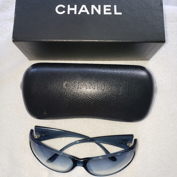 Chanel sunglasses n case - Picture 1 of 4